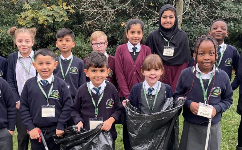 School children from Tinsley Meadows Primary Academy help keep their local area clean & tidy