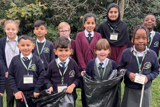 School children from Tinsley Meadows Primary Academy help keep their local area clean & tidy