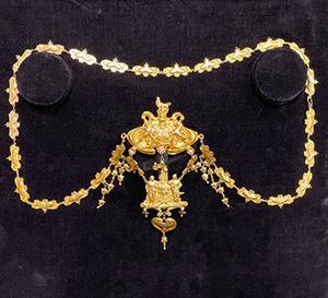Lady Mayoress’ Chain, made in gold, the chain has 27 links, the badge shows the Royal Arms and the Arms of the City.