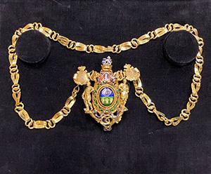 Lord Mayors chain, made of gold, the ribbon is 27 chain links long and holds the city's motto.